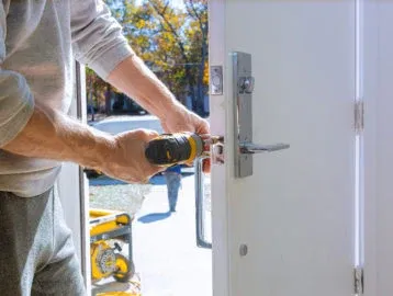 Cerrajero abriendo la cerradura de una puerta en Las Palmas de Gran Canaria