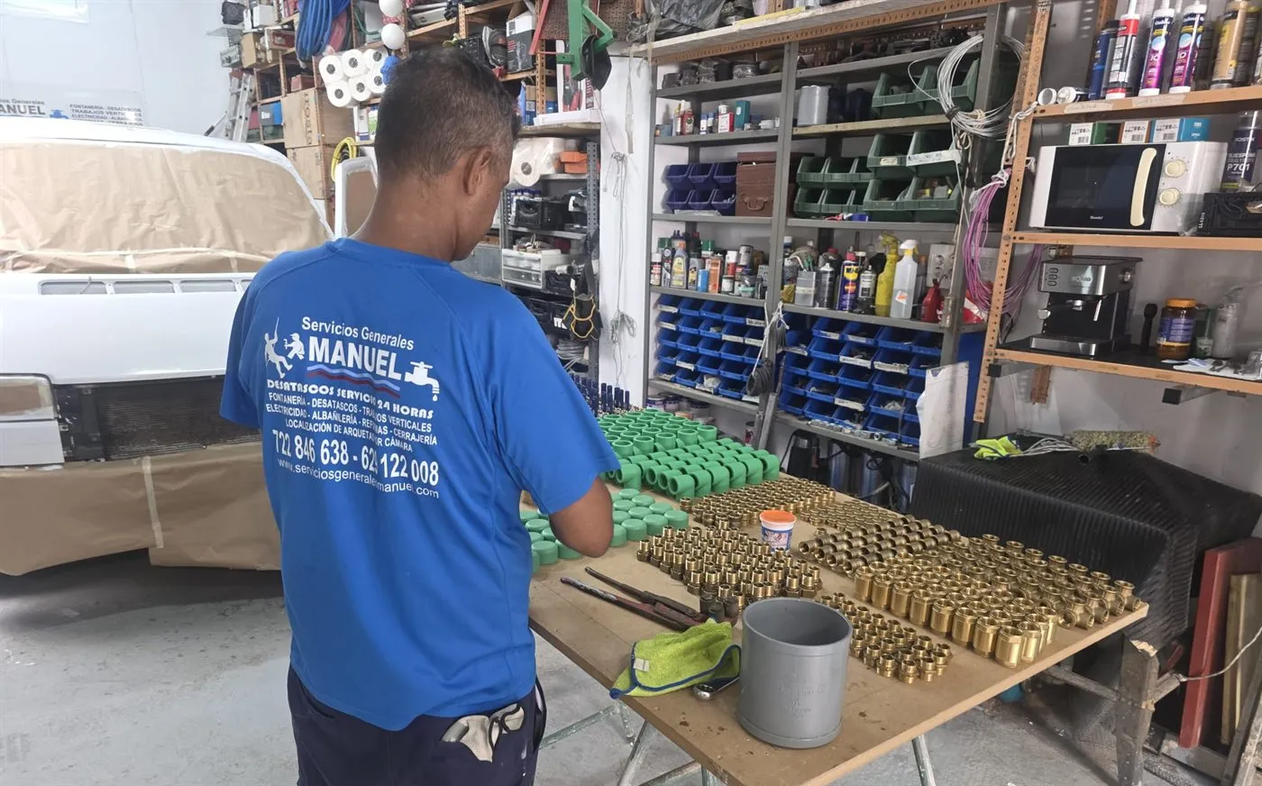 Operario de Servicios Generales Manuel preparando el material de fontanería en el almacén de la empresa en Las Palmas de Gran Canaria