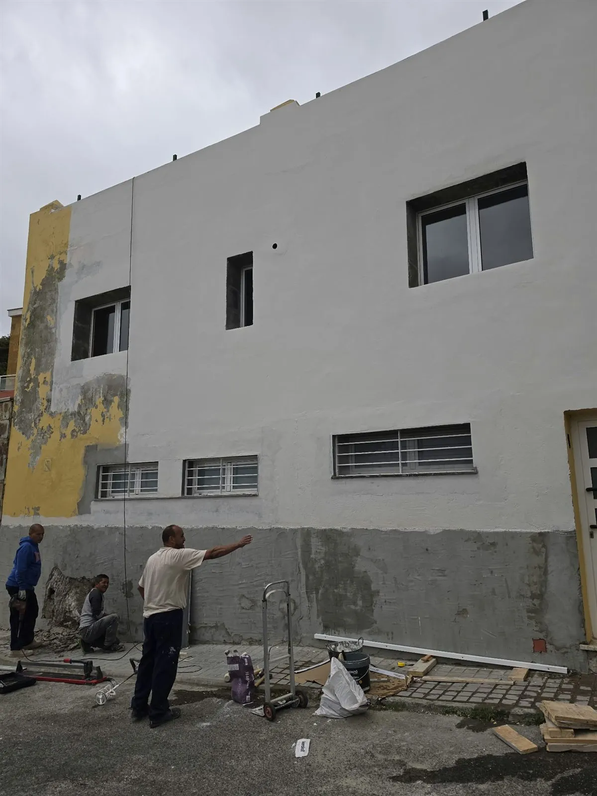Equipo de Servicios Generales Manuel revocando la fachada de un edificio en Las Palmas de Gran Canaria
