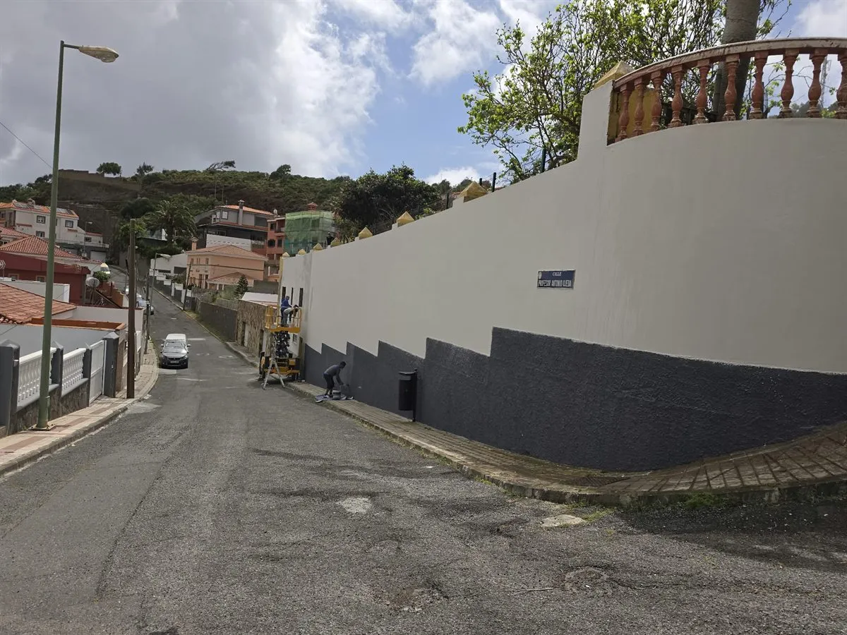 Remate final del pintado de un muro perimetral en Las Palmas de Gran Canaria