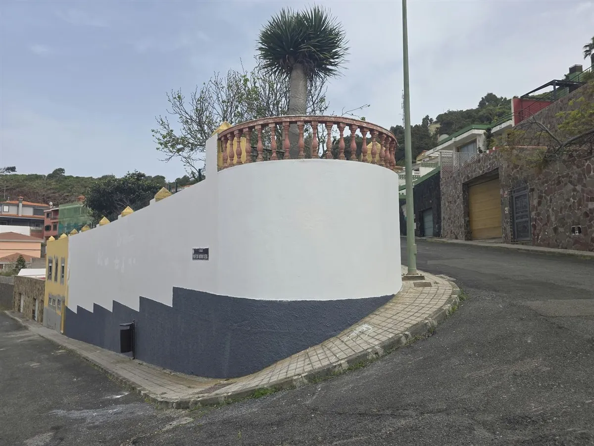 Esquina de un muro perimetral terminada tras el pintado, en Las Palmas de Gran Canaria