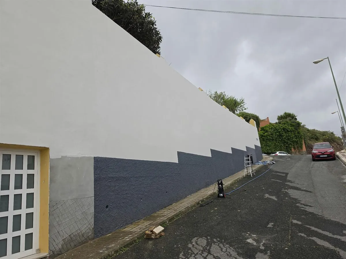 Muro perimetral acabado en blanco con zócalo gris en Las Palmas de Gran Canaria