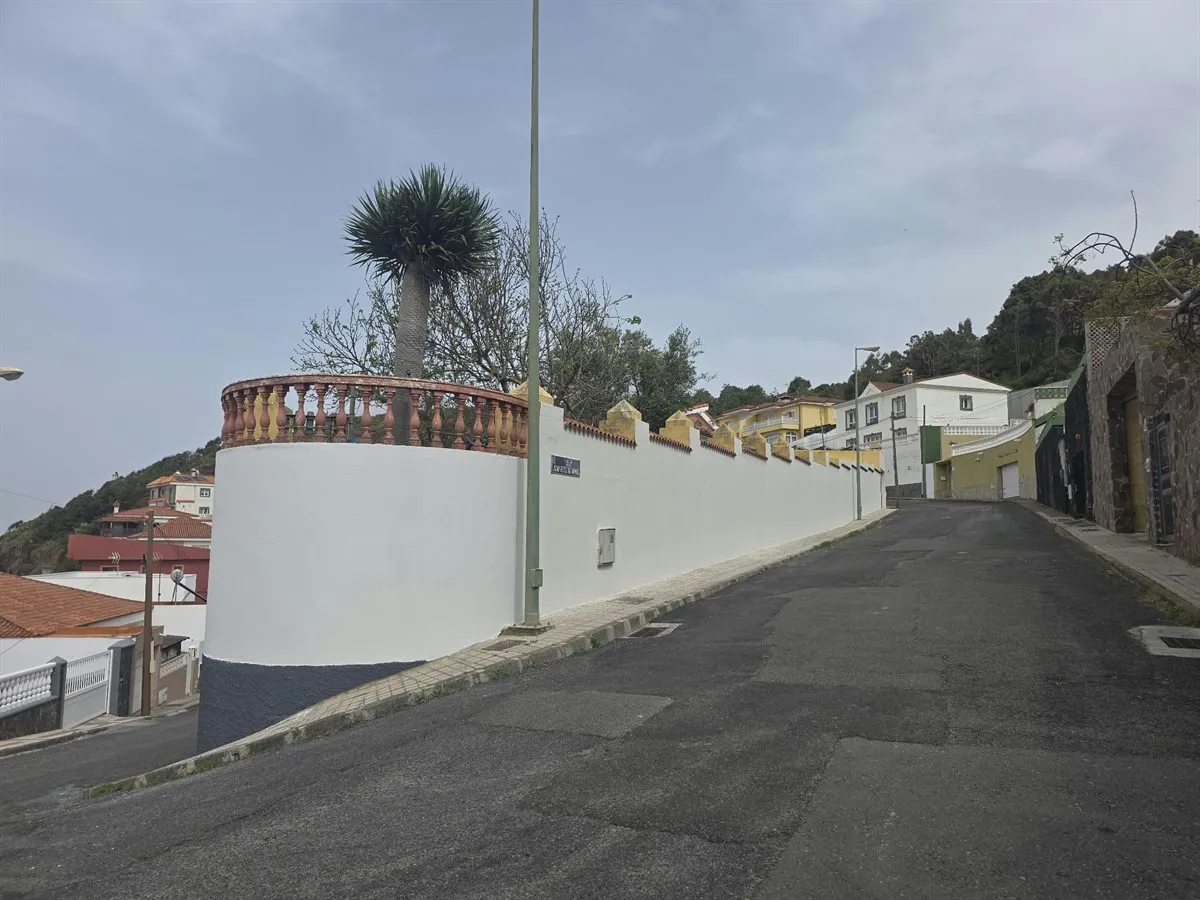 Vista desde la calle de un muro y una fachada rehabilitados en Las Palmas de Gran Canaria