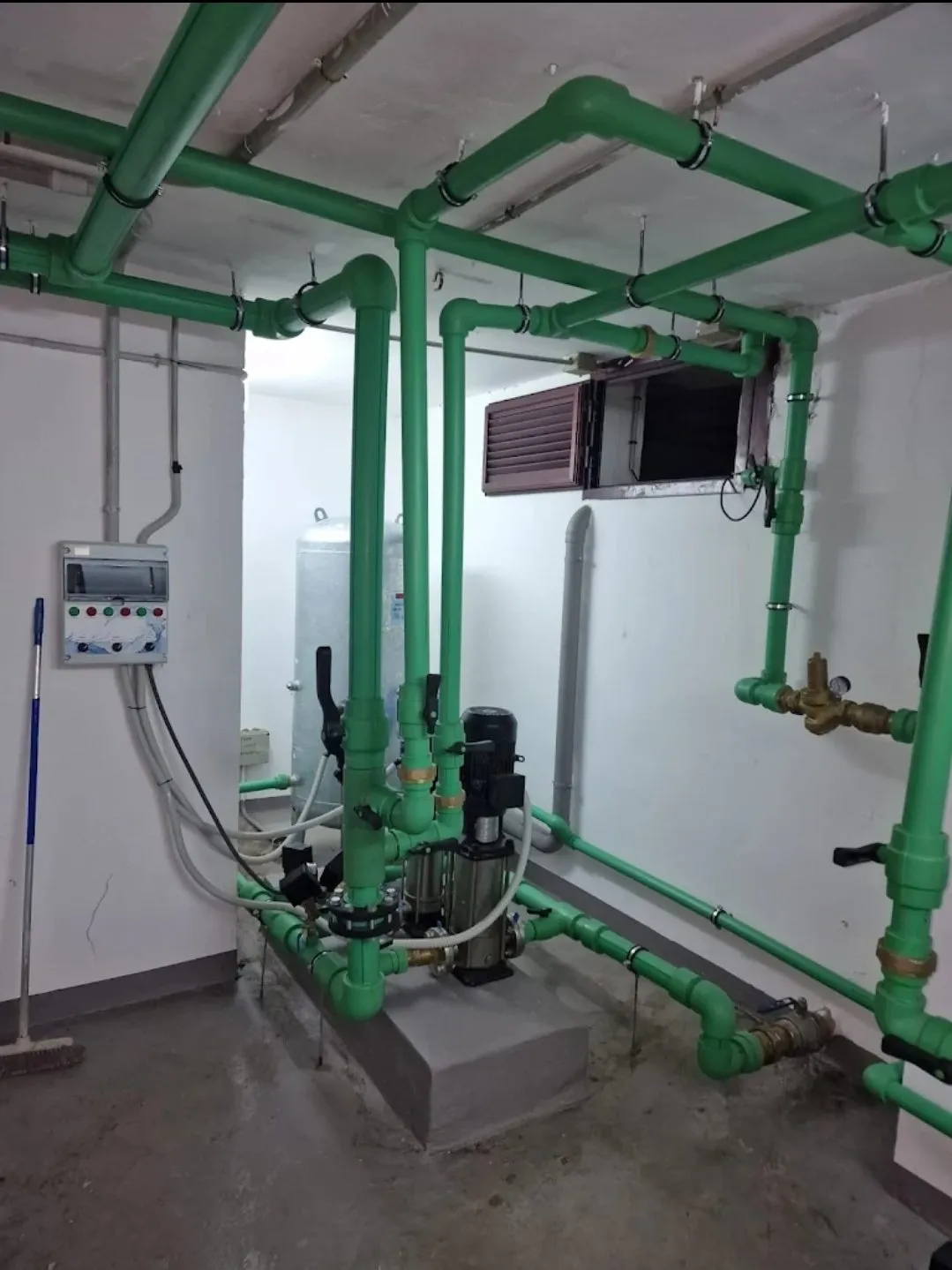 Sala de bombas de una comunidad con la instalación de tubería de polipropileno vista en el techo, en Las Palmas de Gran Canaria