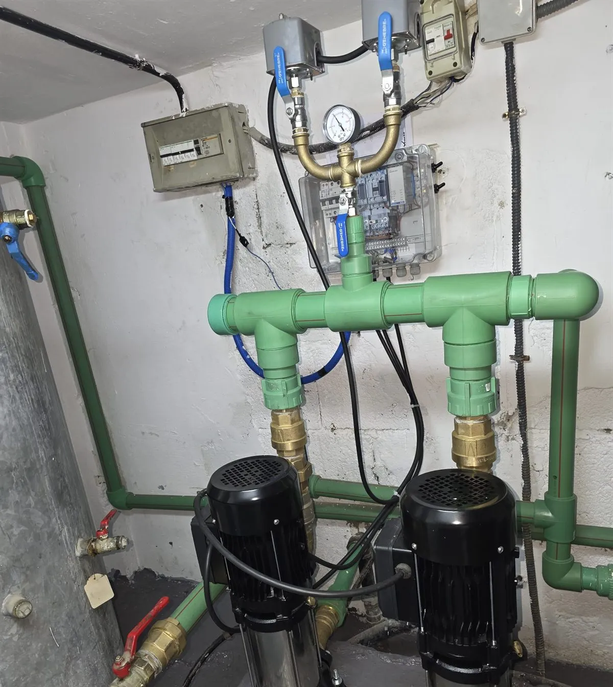 Grupo de presión doble con cuadro eléctrico y colector de polipropileno instalado en una comunidad de Las Palmas de Gran Canaria