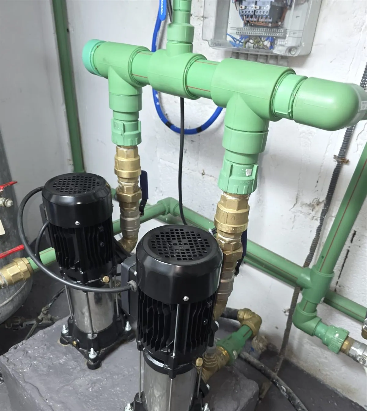 Detalle de las bombas de un grupo de presión recién instalado en Las Palmas de Gran Canaria