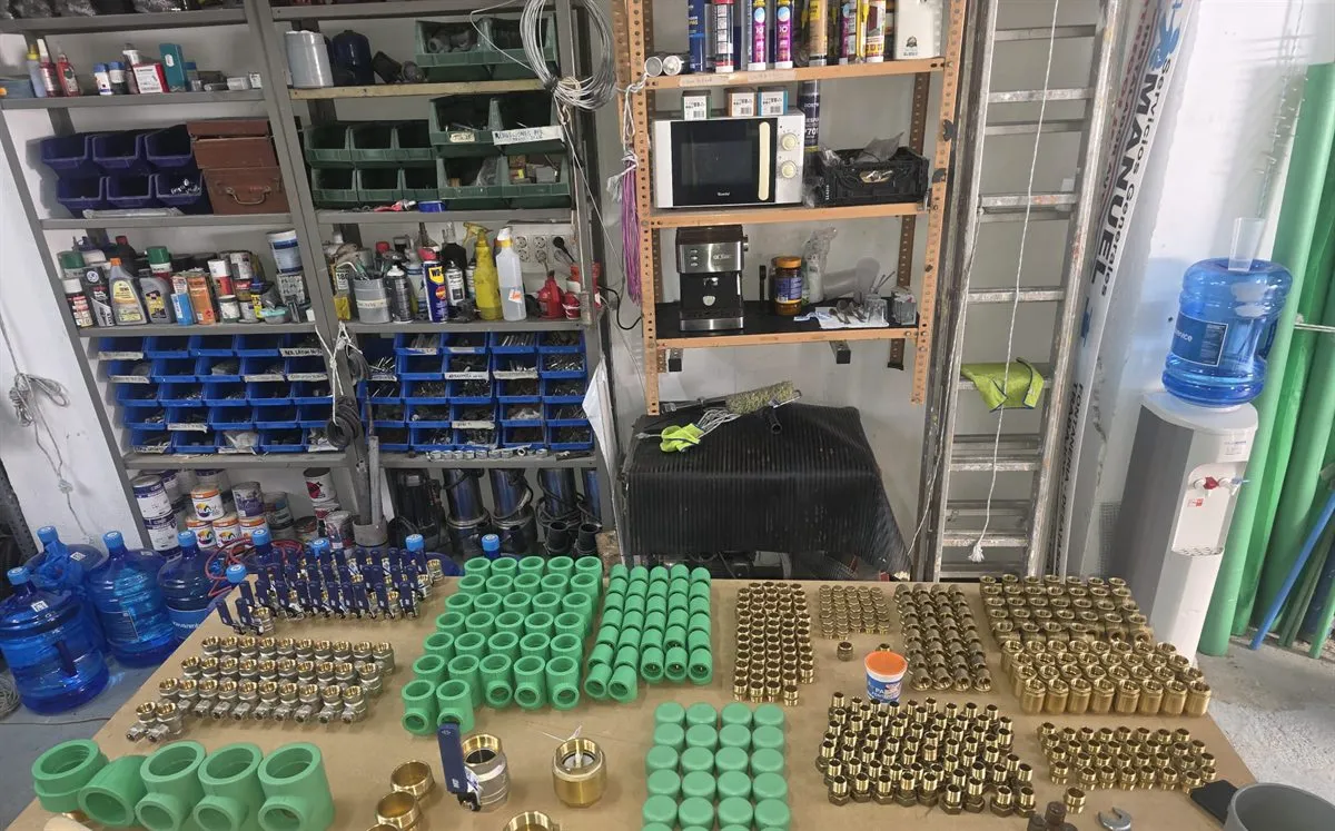 Almacén de Servicios Generales Manuel con el material de fontanería preparado antes de una instalación