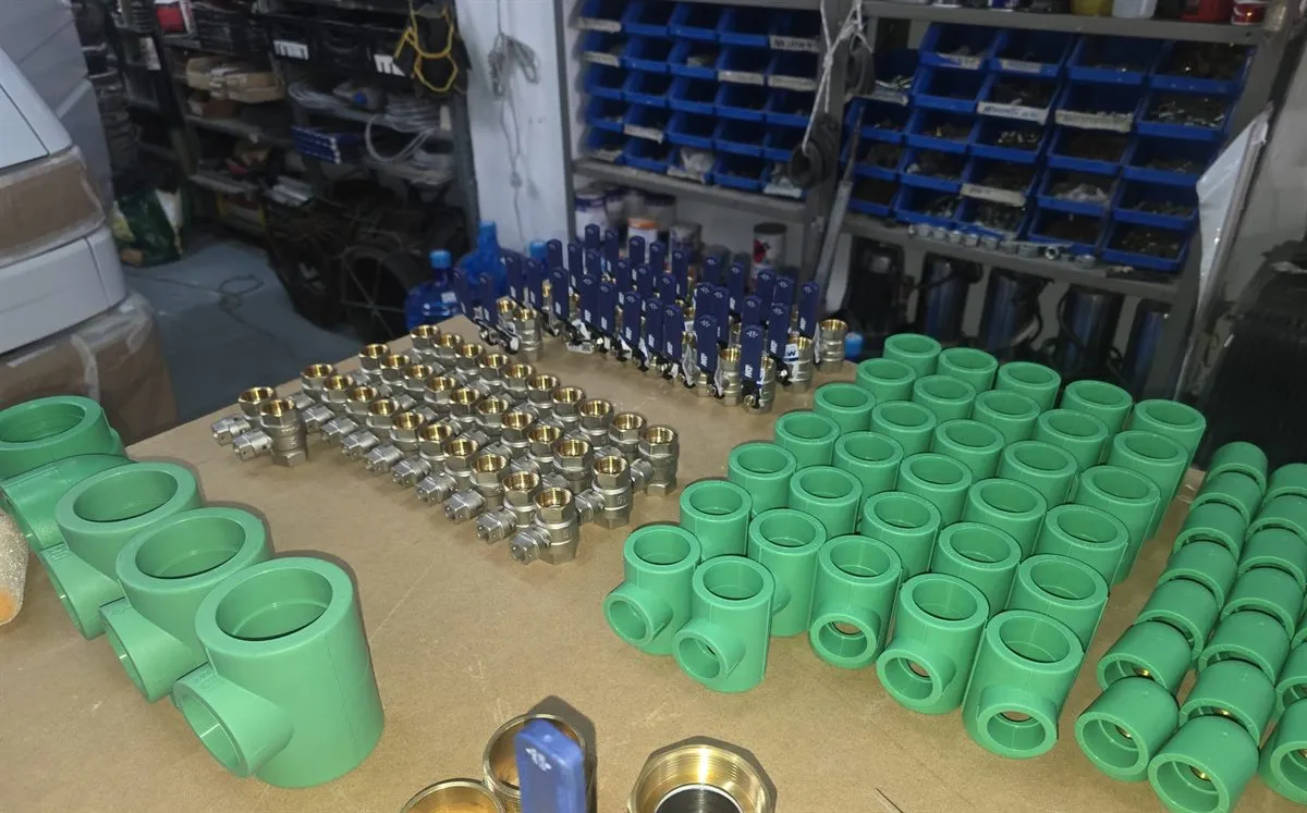 Accesorios de polipropileno y latón clasificados para el montaje de una instalación de agua