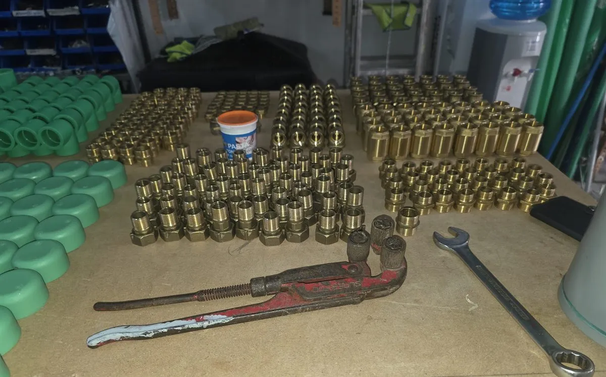 Racores de latón y llave grifa preparados para el montaje de una instalación de fontanería