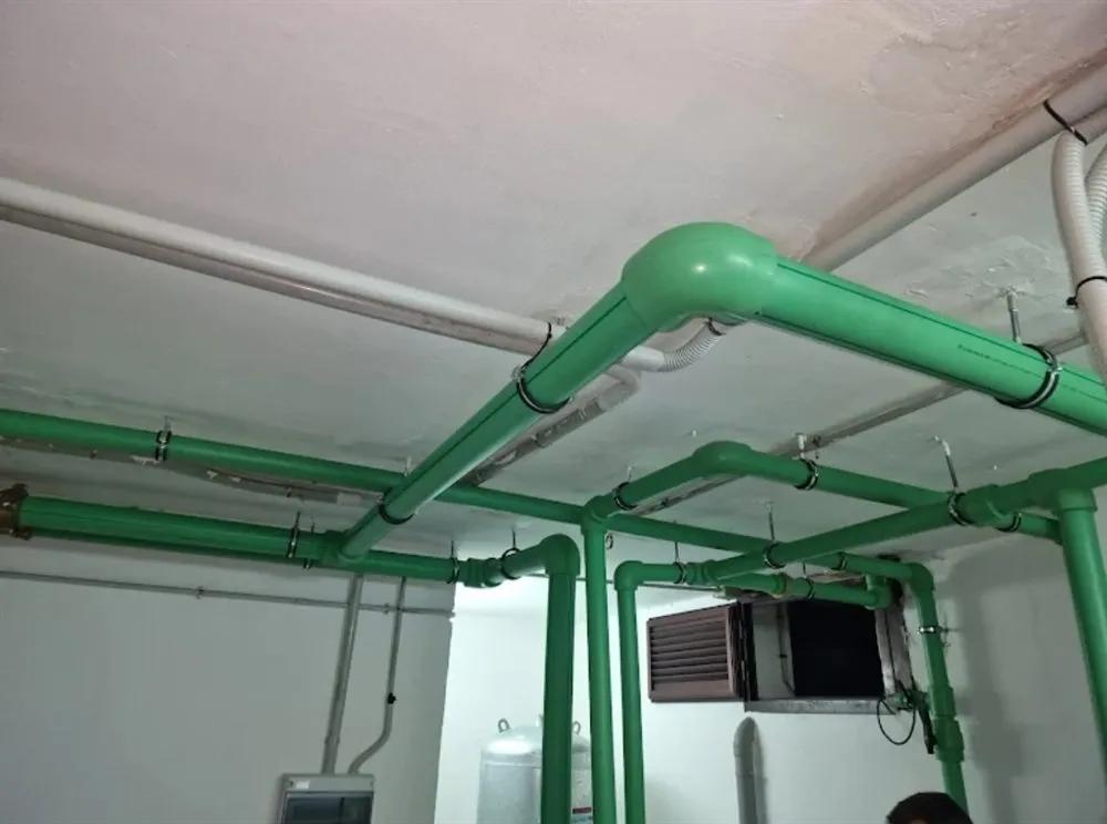 Instalación de tubería de polipropileno en la sala de bombas de una comunidad de Las Palmas de Gran Canaria