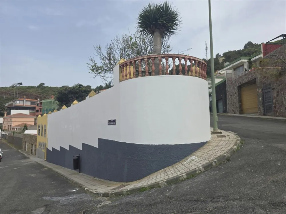 Muro perimetral terminado tras el pintado en Las Palmas de Gran Canaria