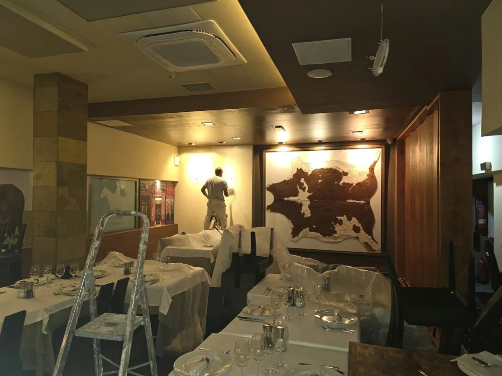 Pintura del interior de un restaurante durante una reforma en Las Palmas de Gran Canaria
