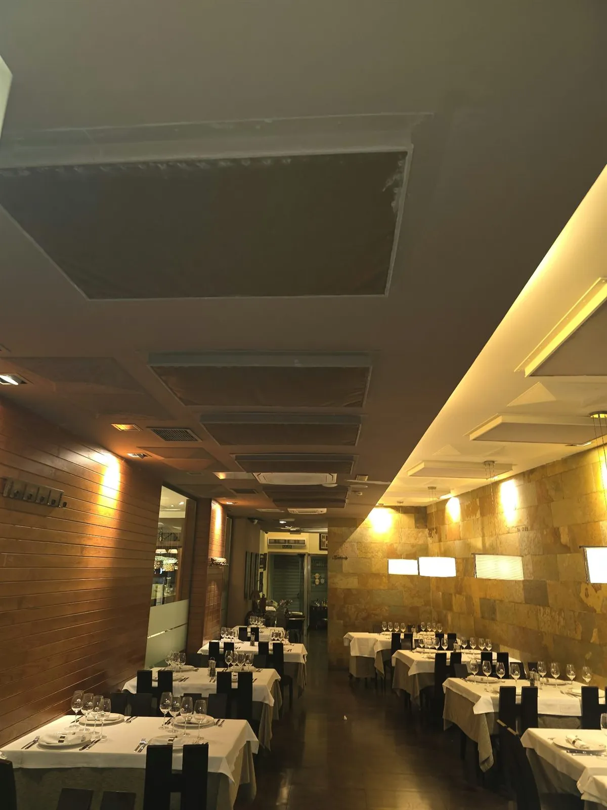 Salón de un restaurante de Las Palmas de Gran Canaria durante los trabajos de reforma del falso techo