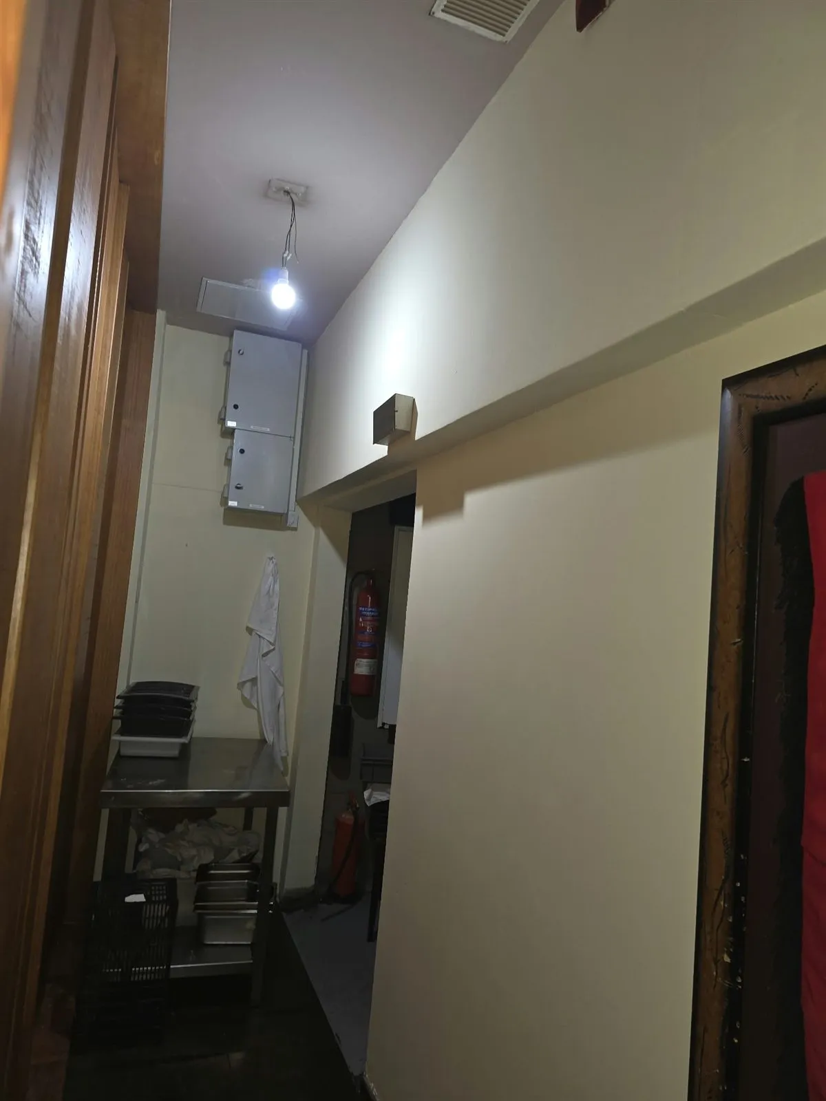 Zona de office y pasillo de un local pintados en Las Palmas de Gran Canaria