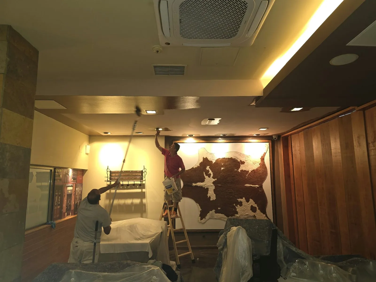 Reforma y pintura del interior de un restaurante en Las Palmas de Gran Canaria